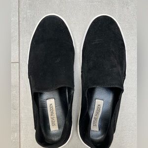 Steve Madden black suede-like slip on sneakers in size 9 soooo comfy 😊